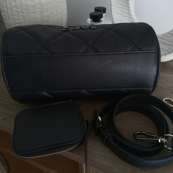 New Steve Madden Black Quilted Crossbody/Shoulder Bag with AirPods Case - Picture 3 of 9